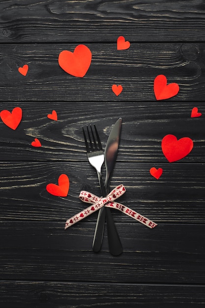 Foto gratuita tenedor y cuchillo en la mesa con corazones