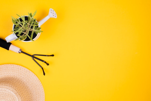 Tenedor de jardinería y sombrero de paja con espacio de copia