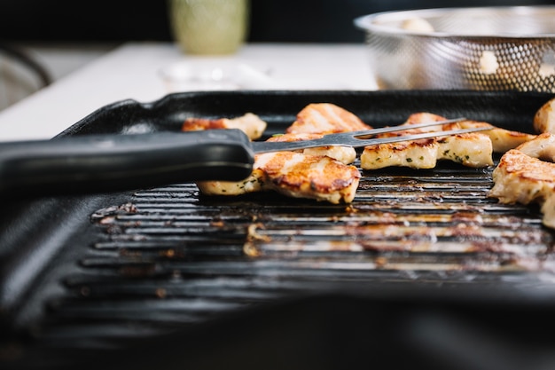 Foto gratuita tenedor en pedazos de carne a la parrilla