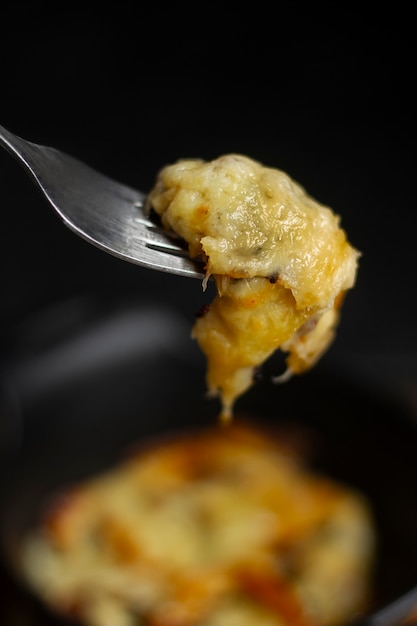 Foto gratuita tenedor con queso derretido y tostadas