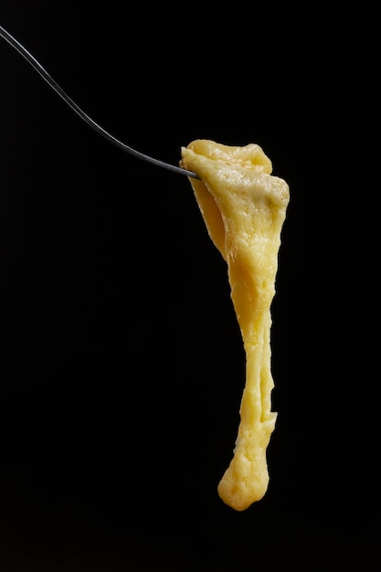 Tenedor con queso derretido