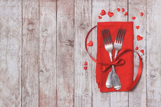Tenedores sobre atados sobre una servilleta roja