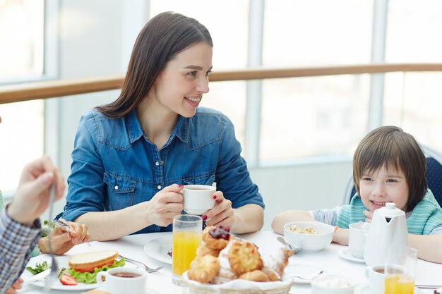 Tener comidas en familia