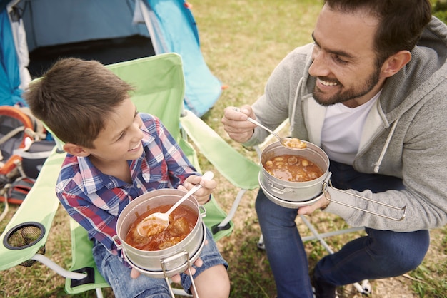 Foto gratuita teníamos mucha hambre después de caminar.