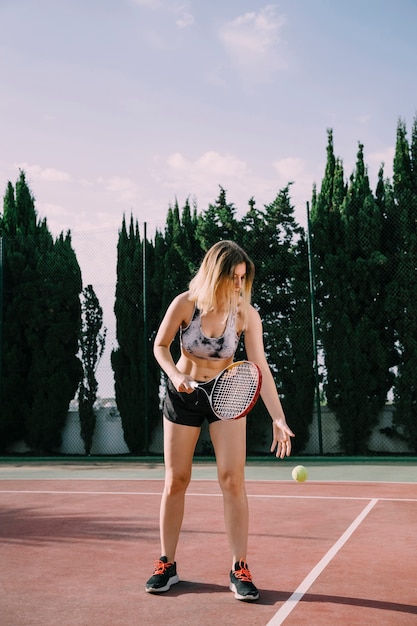Foto gratuita tenista con raqueta y pelota