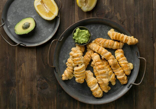 Tequeños tradicionales con arreglo de queso