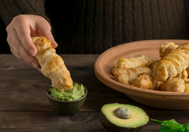 Tequeños tradicionales con arreglo de queso