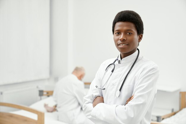 Terapeuta africano con carpeta en el hospital