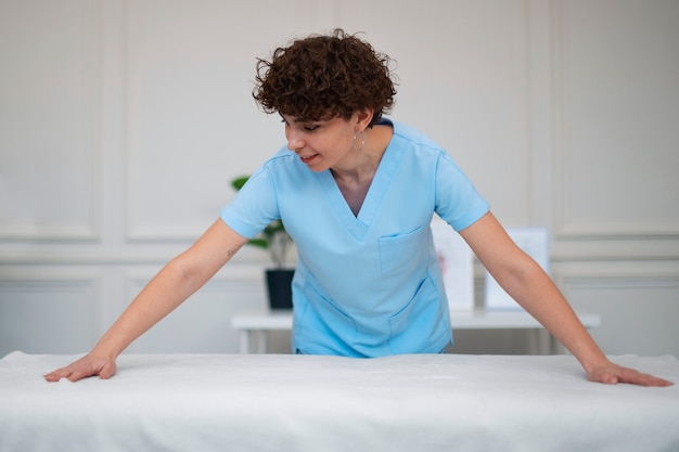 Terapeuta femenina en el centro de rehabilitación.