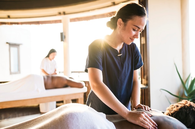 Terapeuta de masaje en un spa