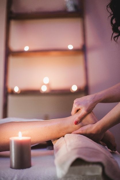 Terapeuta de masaje trabajando con la mujer