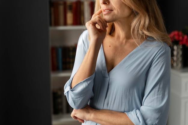 Foto gratuita terapeuta de mujer de tiro medio en office