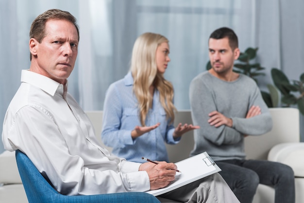 Terapeuta con pareja discutiendo