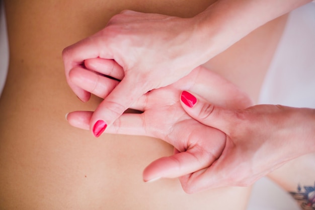 Foto gratuita terapeuta que da masaje de la mano