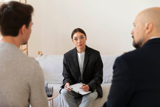 Terapia familiar en el consultorio del psicólogo.