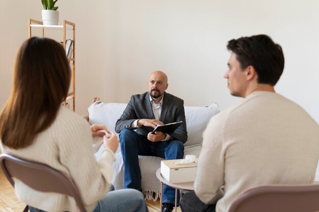 Terapia familiar en el consultorio del psicólogo.