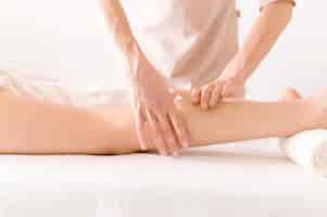 Foto gratuita terapia de masaje relajante de piernas