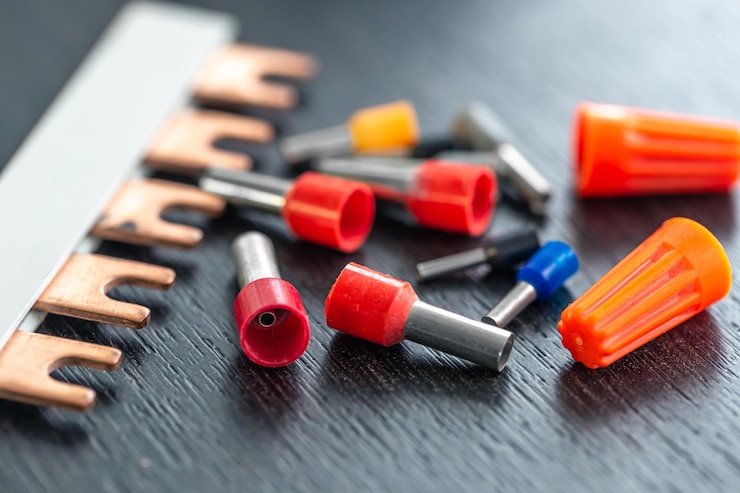 Foto gratuito terminales de crimpado de manguitos de colores para diferentes tamaños de cable