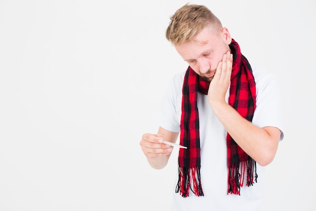 Foto gratuita termómetro de mano masculina en la mano