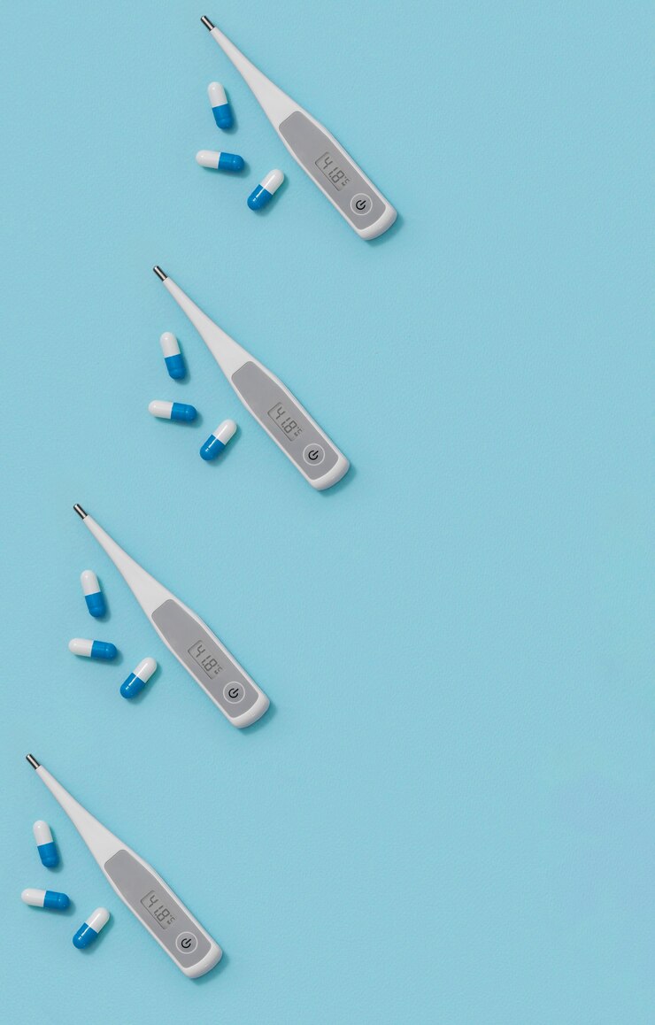 Foto gratuito termómetro con temperatura alta y pastillas.