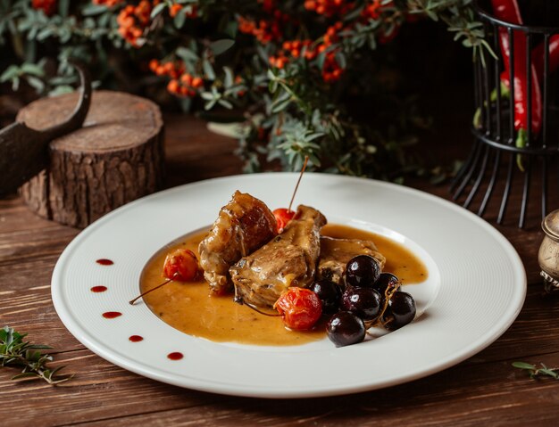 Ternera salteada en caldo con frutos rojos.