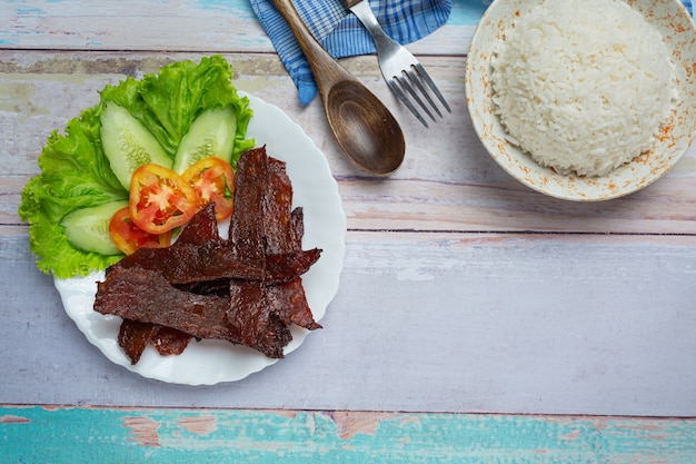 Foto gratuita ternera secada al sol frita con salsa de tomate y arroz al vapor