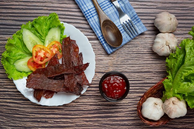 Ternera secada al sol frita con salsa de tomate y arroz al vapor