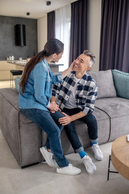 Ternura Mujer tocando la cara de un hombre sonriente con amor