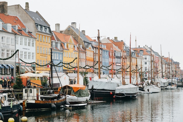 Foto gratuita terraplén de la ciudad con barcos amarrados