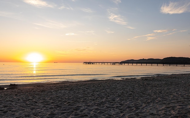 Foto gratuita terraplén del mar al atardecer con un cielo despejado y despejado