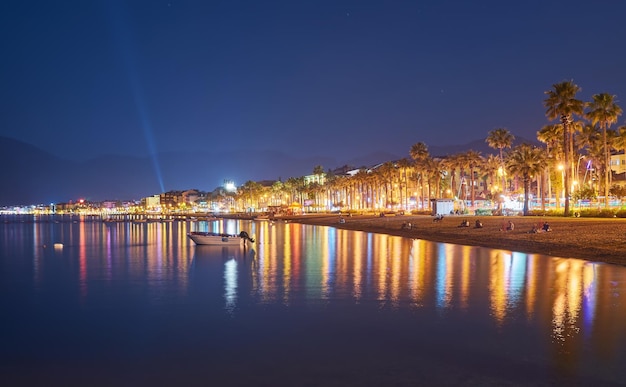 Terraplén en Marmaris en las noches de verano