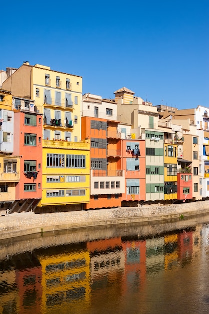 Terraplén del río en Girona en soleado da