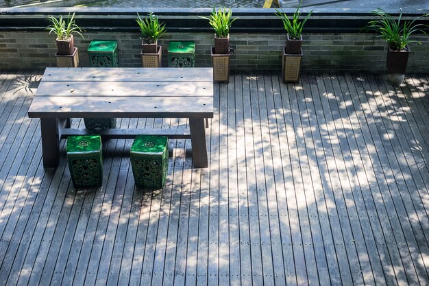 Terraza con una mesa de madera y plantas