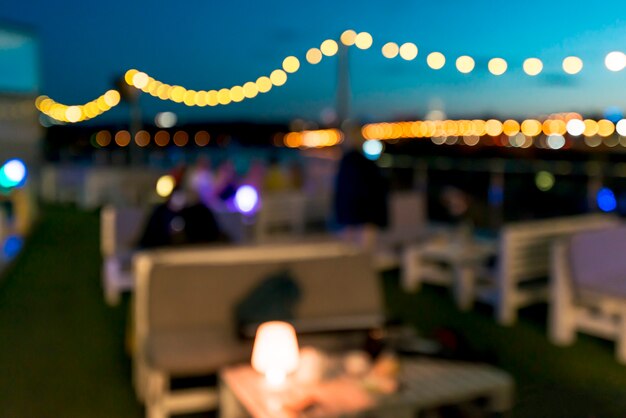 Terraza en la noche con luces bokeh.