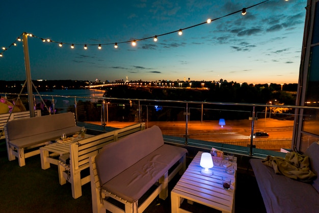 Terraza vacía sobre un fondo al atardecer