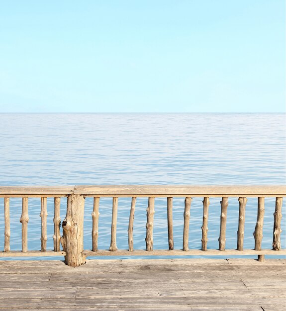 terraza vista con mar azul y cielo despejado