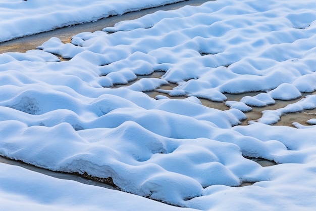 Foto gratuita terreno cubierto de nieve