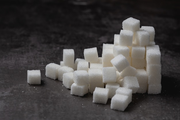 terrón de azúcar blanco en la mesa.