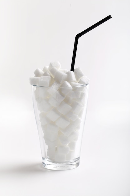Foto gratuita terrones de azúcar en un vaso alto