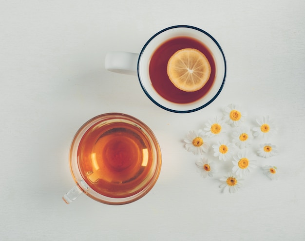 Foto gratuita tés y flores en tazas. vista superior.