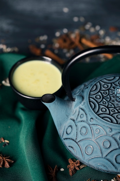 Foto gratuita tetera de alto ángulo y taza con té saludable