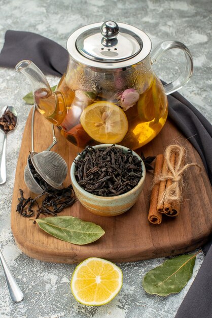 Tetera de vista frontal con té té de limón sobre fondo blanco ceremonia de la flor color de la comida sabor de la mañana desayuno de frutas