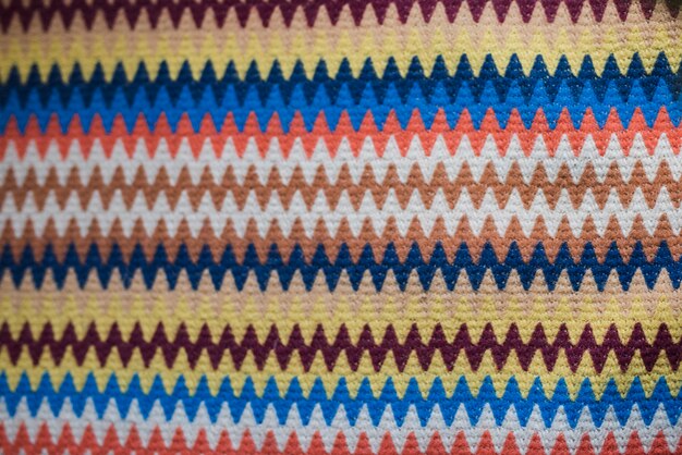 Textil brillante con patrón abstracto.