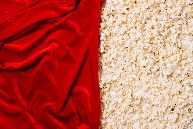 Textil rojo y palomitas de maíz