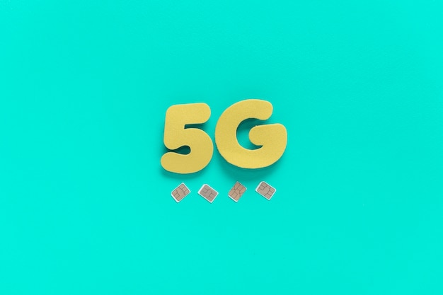 Texto 5g en fondo liso con tarjetas sim