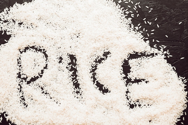 Texto de arroz escrito en grano de arroz crudo sobre fondo con textura