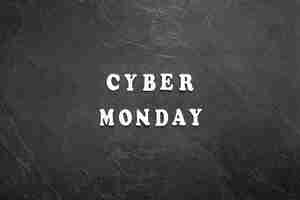 Foto gratuita texto de cyber monday en una vista superior de fondo negro