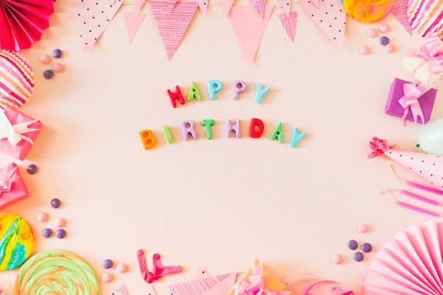 Texto del feliz cumpleaños con concepto del partido en fondo coloreado