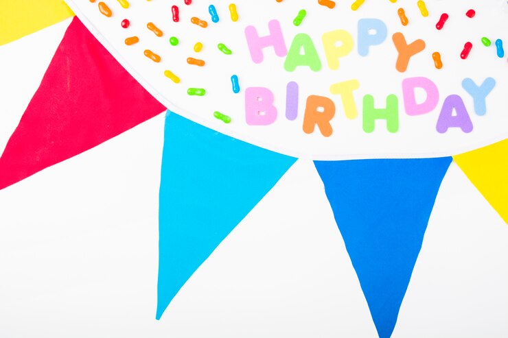 Foto gratuito texto de feliz cumpleaños decorado con dulces y empavesado sobre fondo blanco