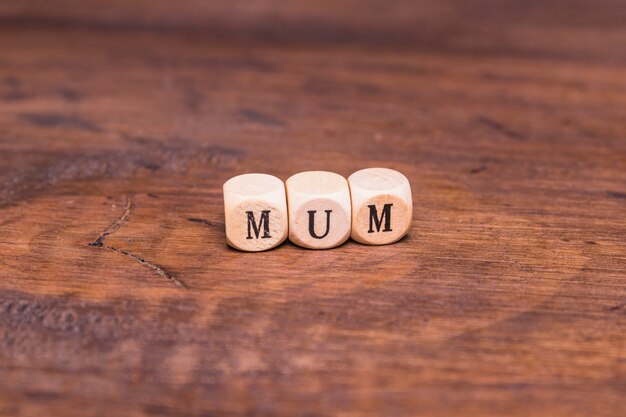 Texto de mamá en mesa de madera
